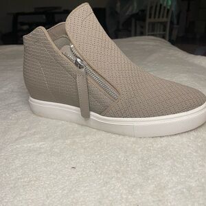 Women’s Steve Madden high top sneaker       ”Camden”